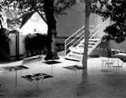 ヘレン・ヴァン・ミーンの写真が置かれたテーブル　このデザインも妹島和世+西沢立衛