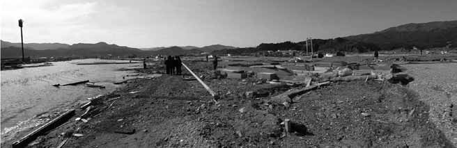 震災からひと月後の岩手県陸前高田市の被災の様子。