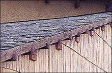 自然素材がなじむ屋根の鉄平石と壁の手割り板のサワラ材