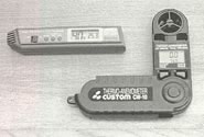 内藤さんが携帯している温室度計（左）と風速計（右）