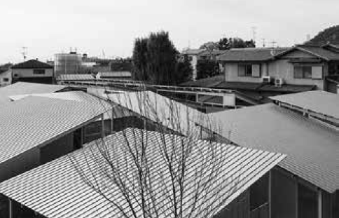 「京都の集合住宅NISHINOYAMAHOUSE」北東より屋根を見る