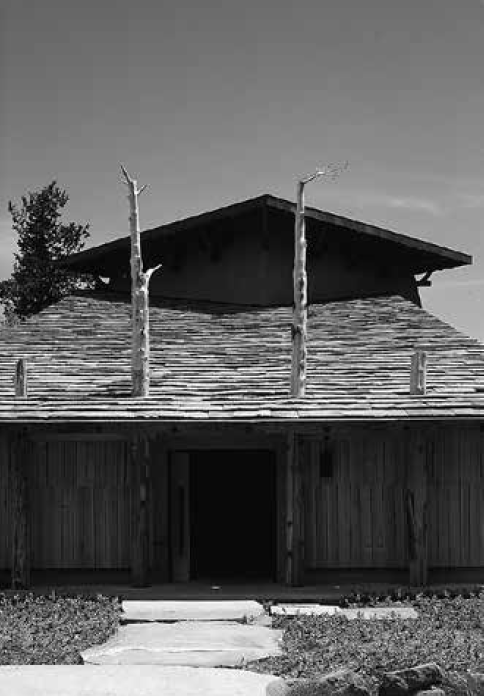 「神長宮守矢史料館」入口。軒を支える柱が屋根を貫く　屋根は地元産の鉄平石葺き