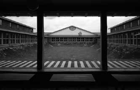 「熊本県立農業大学校学生寮」玄関ホールから中庭を見る