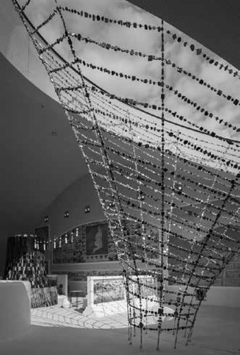 「多治見市モザイクタイルミュージアム」４階 屋根の開口から伸びる「タイルすだれ」