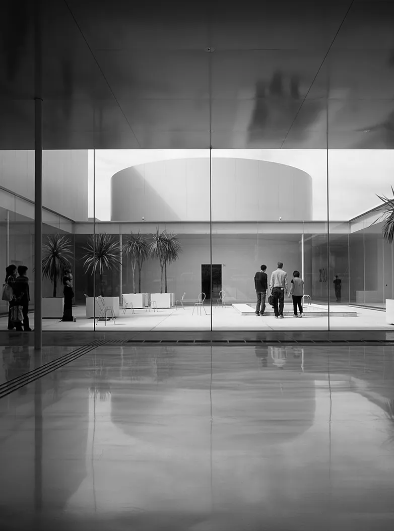 「金沢21世紀美術館」ホワイエから光庭を見る」の写真