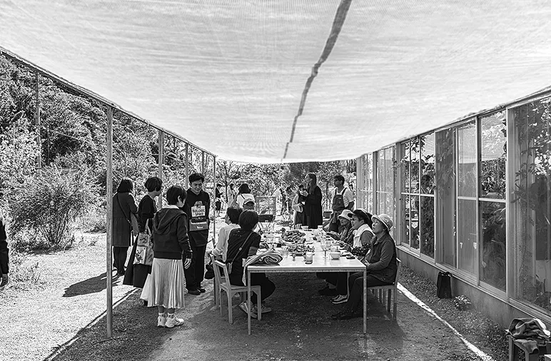 「「犬島 くらしの植物園」温室とパーゴラ」の写真