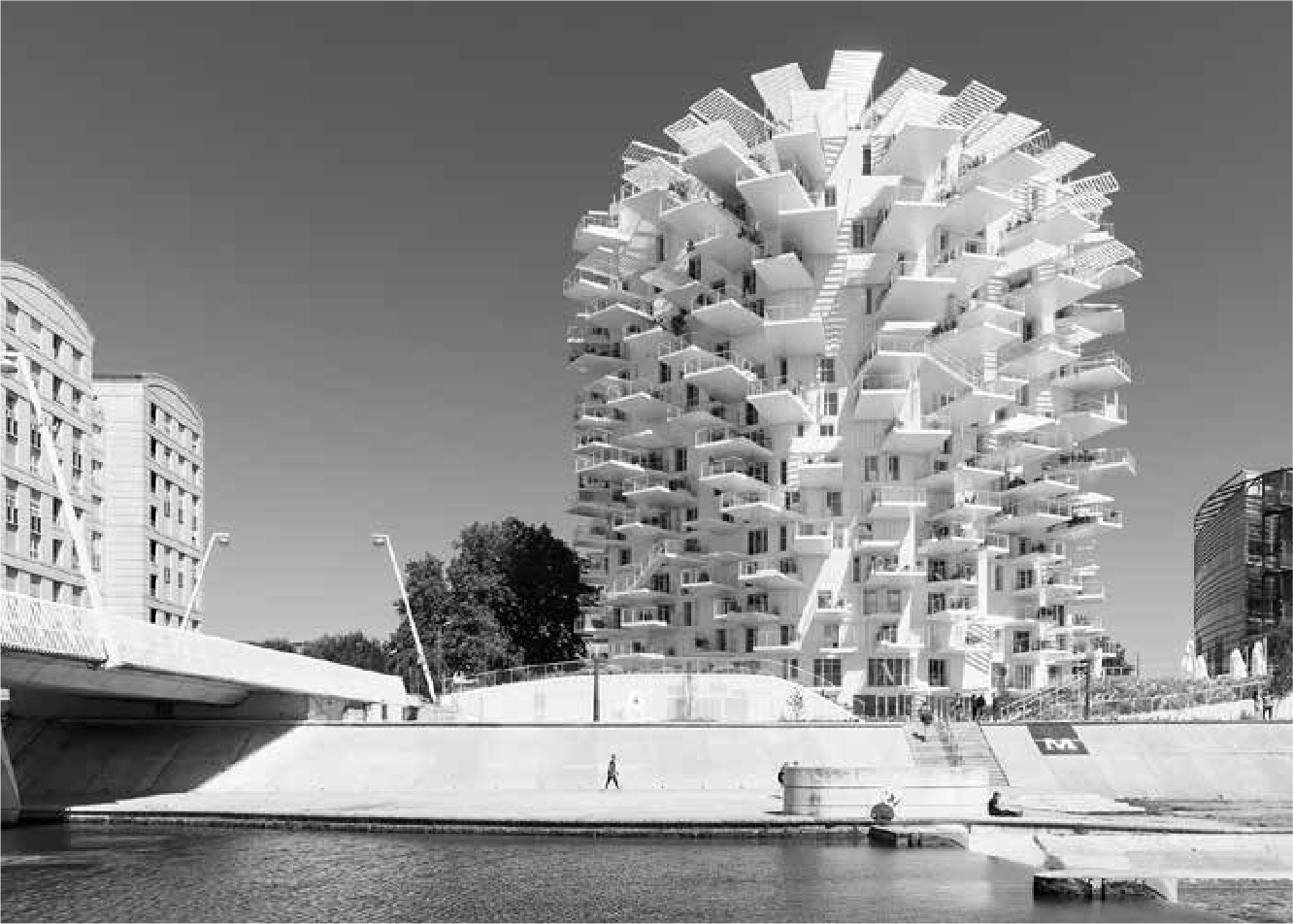 「LʼArbre Blanc」全景。レズ川越しに見る